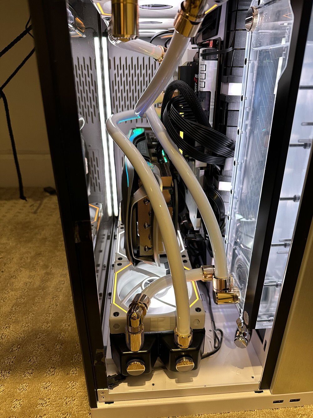 Good enough clearance between fans and side window.