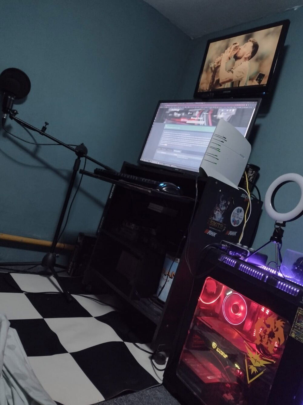 Falta fijar el protector de alfombra*
una tele Phillips smart de 32' de monitor principal y arriba un samsung de 22'