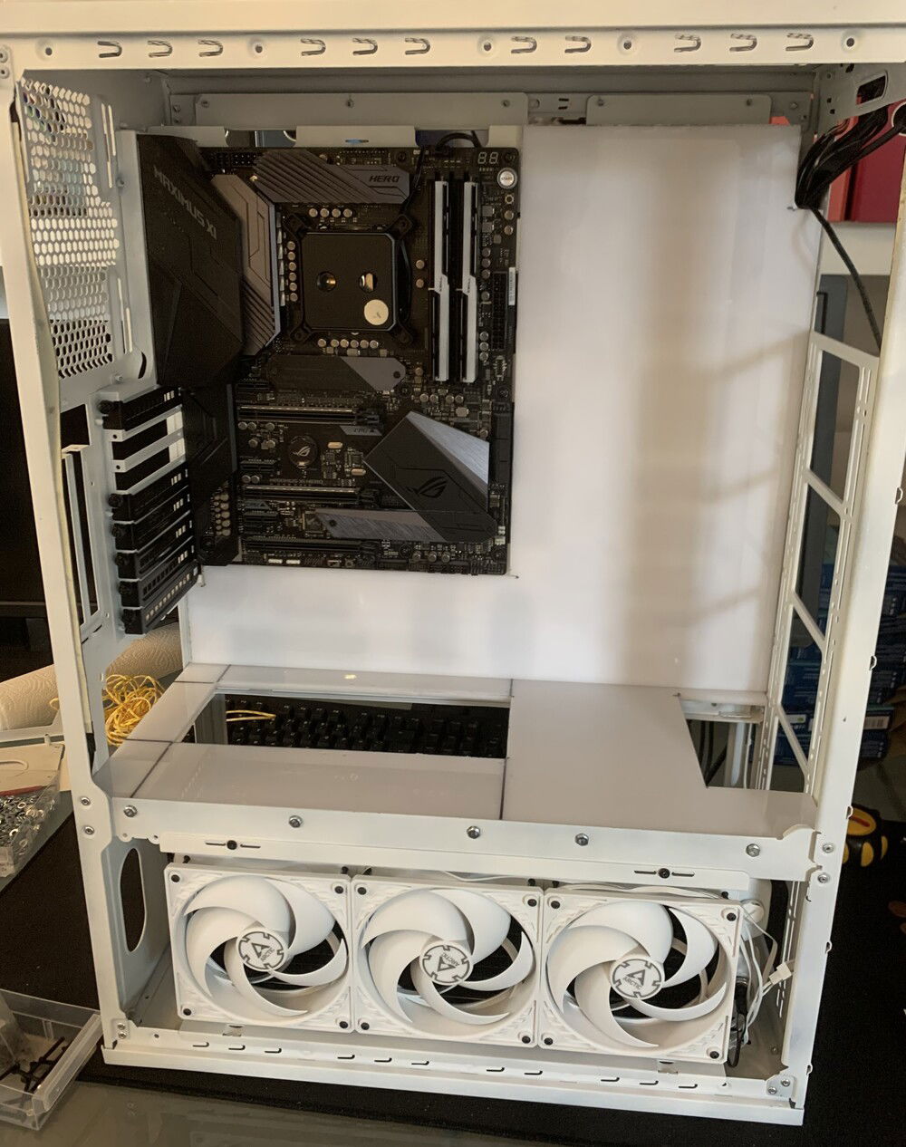 I took some measurements and created a bottom plate and a plate for the mainboard tray. The material is solid polystyrene which I cut with a fine jigsaw.