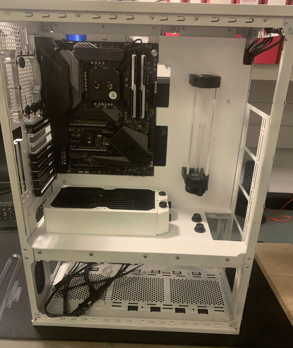 One 240mm radiator sits on the bottom plate, the reservoir is mounted on the wall with regular screws.