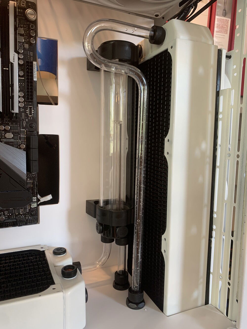 After having installed the front 360mm radiator, I realised that the holes on the bottom plate are to close to use a 90 degree fitting or bend, so I had to improvise a litte...