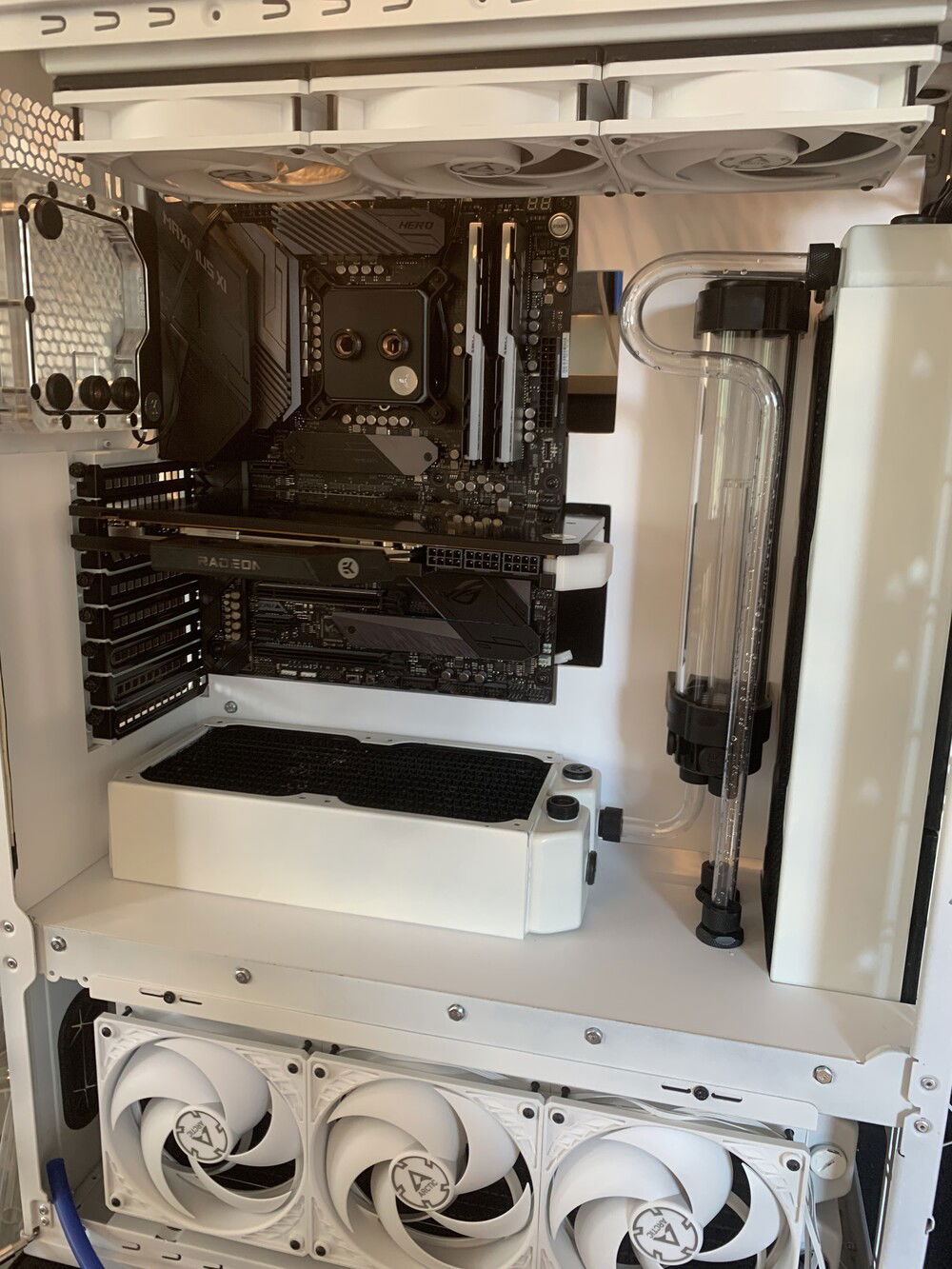 First look with all the radiators in place.
The 6900XT is sagging a litte which is unfortunate.