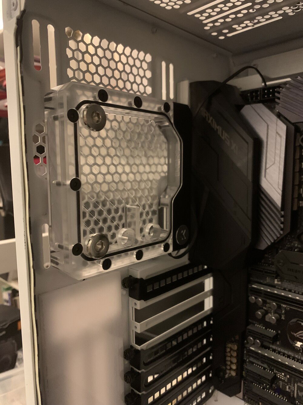 I wanted to a break from the usual 120mm rear fan, so I went with an EK FLT 120 reservoir, which is also proofed to be convenient for filling the system.