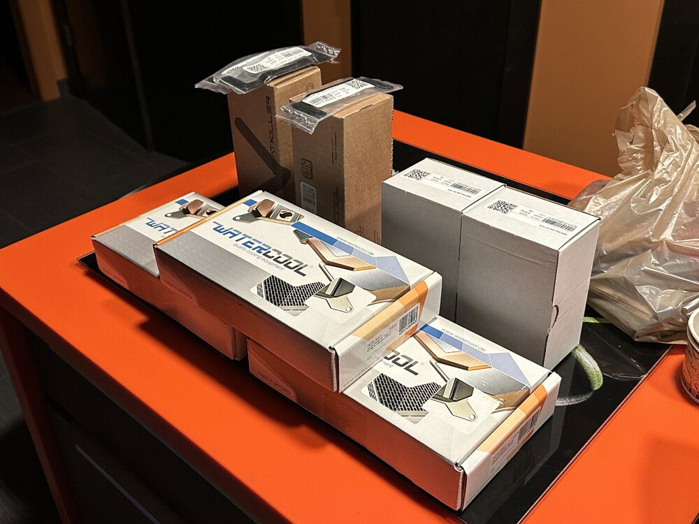 More stuff has arrived - which was necessitated because of limitations in space inside the case (which means - I should’ve planned better). This is two Heatkiller D5 tops, two Heatkiller 100 Tubes (standalone bottoms), and a ton of different mounting options (140/120mm flex mounts for reservoirs, 140/120mm mounts for D5 tops).