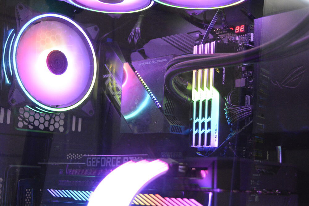 ASUS ROG Helios » builds.gg