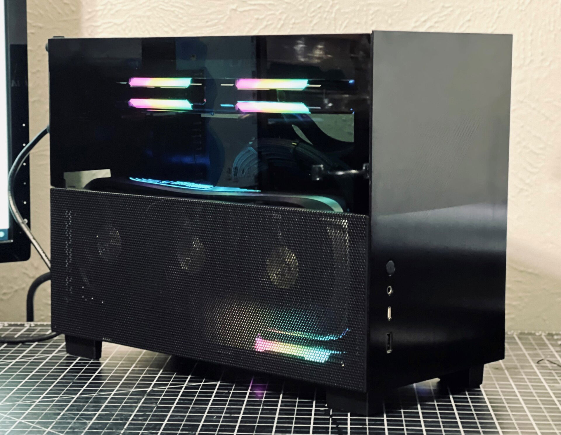 Lian Li Q58, 13600K, B760I, 4070 Ti, DDR5. All cables handmade