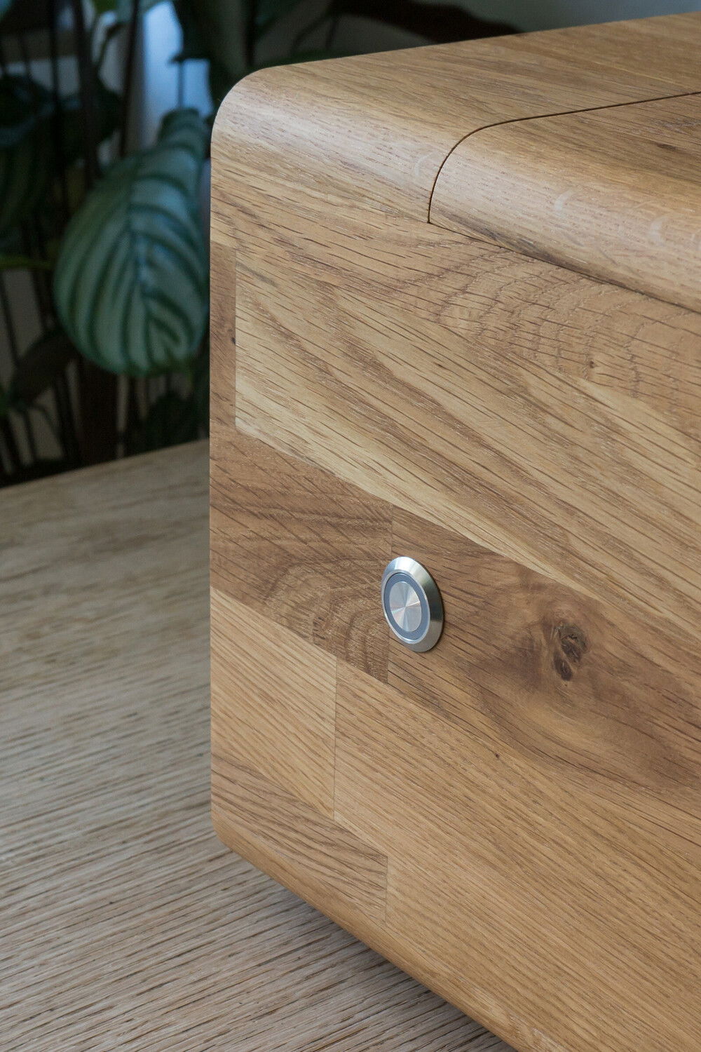 The front of the case has only one feature element: the on/off button. All ports and connectors for power and external devices are located on the back to reduce visible and unaesthetic cable clutter.