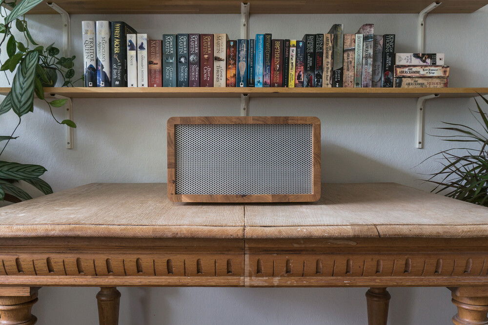 The sides are kept very minimalistic as well (the right and left sides are identical). The aluminium mesh allows for unobstructed air intake and exhaust.