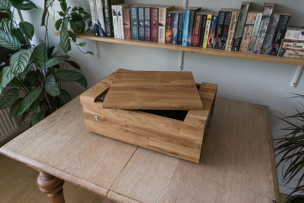 The front and top of the case. The lid is neither hinged nor locked and is only held in place by its own weight. It can easily be removed when needed.