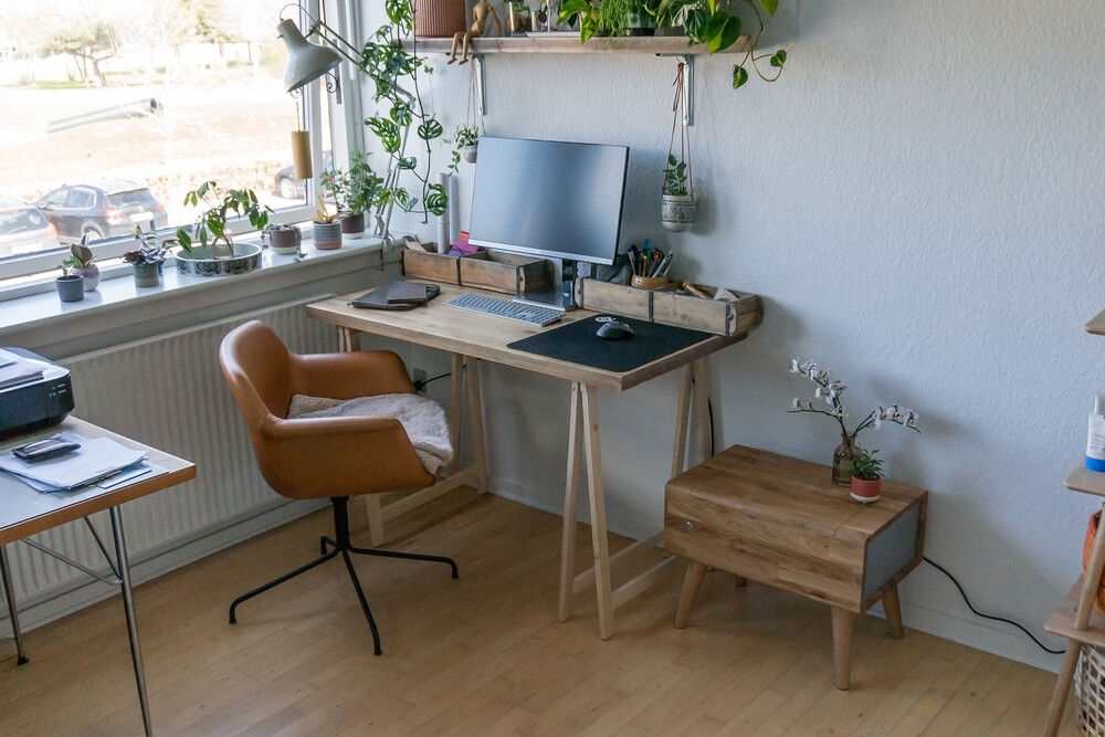 When placed on the floor, the case can be fitted with wooden legs turning it into an actual piece of furniture. For instance as a small side table, as shown here. This very space saving setup is just an example though. I currently have the case placed under my much larger work desk (seen on the left).