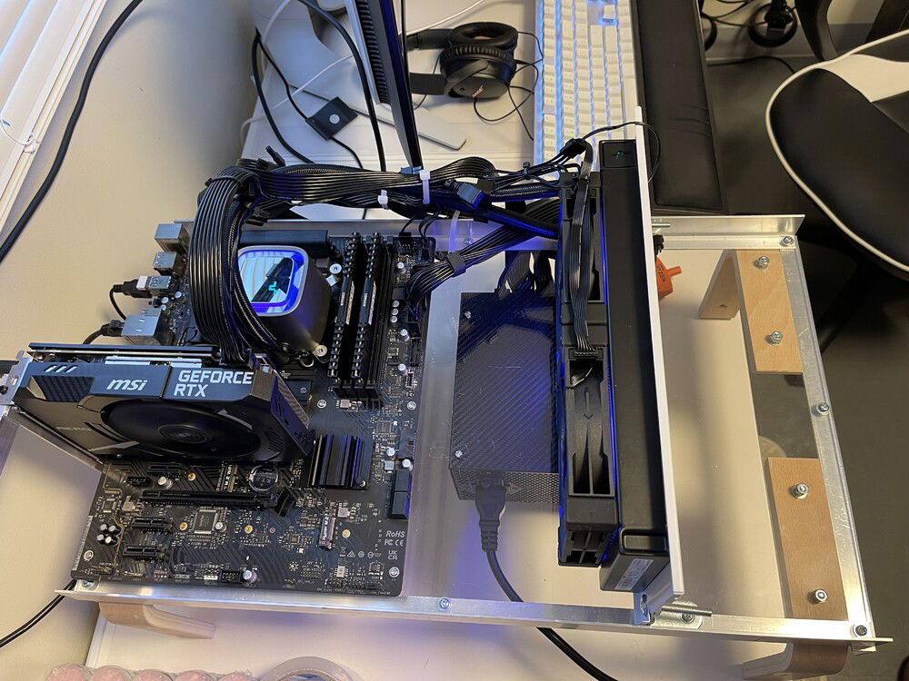 Doesn’t look particularly great, but it’s super easy to hot swap anything on here. This AIO also makes it easier to adapt to any socket type.
