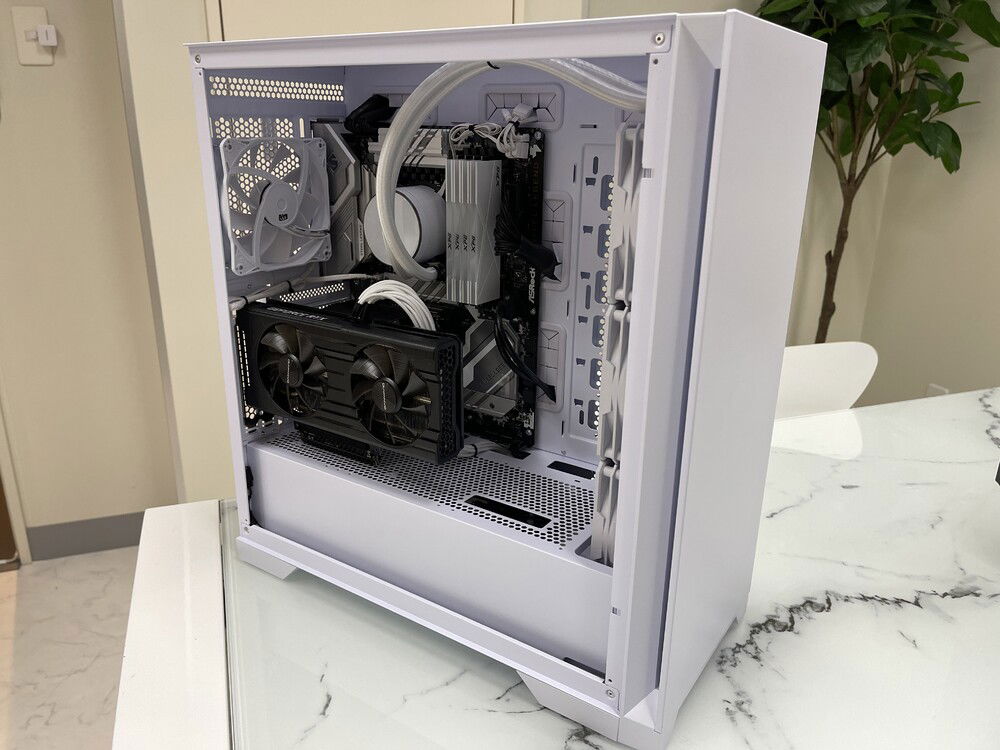 I was a little worried about airflow, but this case design turned out impressive thermals during benchmarking/ stress testing!