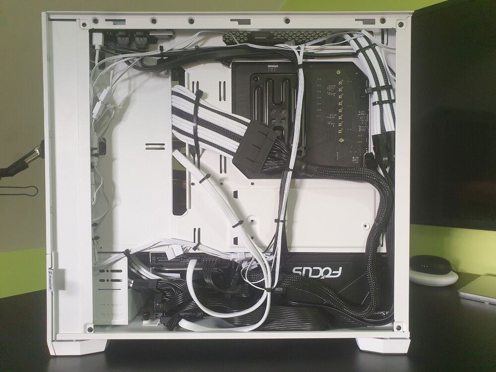 Right side, cable managment