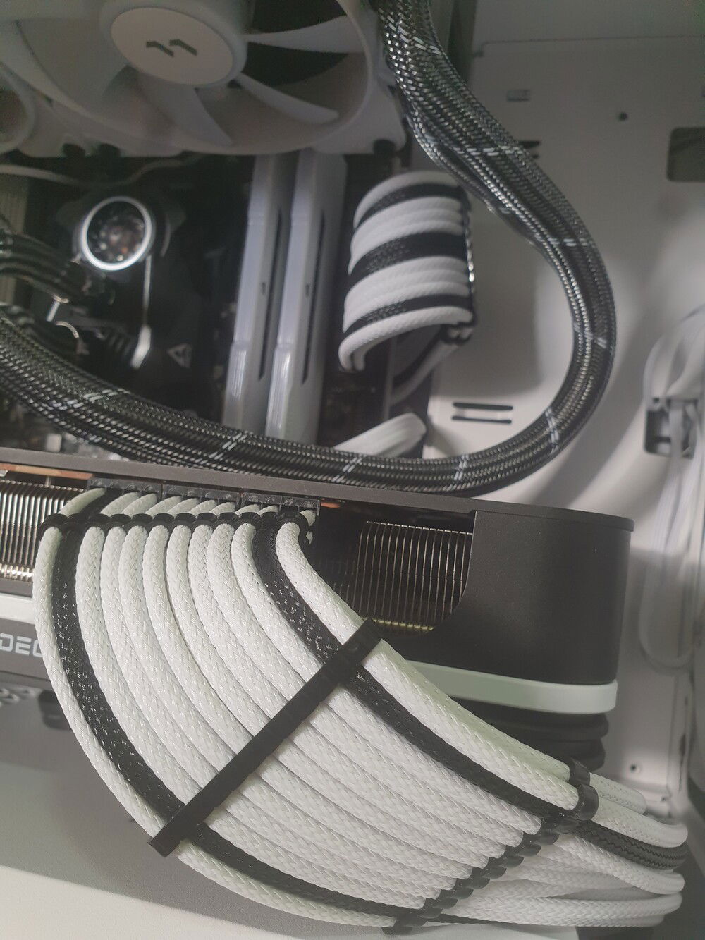 3 x 8 pin custom sleeved cable, 24 pin custom sleeved cable, SATA sleeved cable x 2