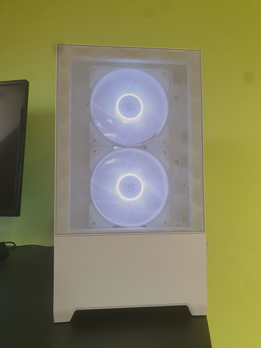 Front mesh, 2 x 120mm Aspect 12 RGB PWM fans