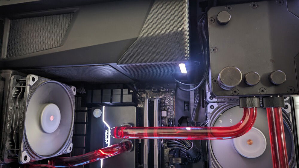 Paint covering the power supply, carbon wrap on the front cover. Above the 120 radiator I installed a dust filter.