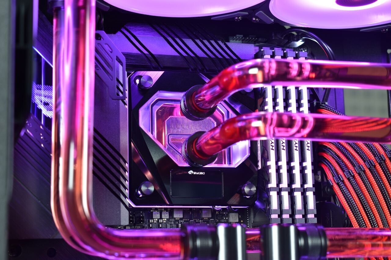 Asus ROG Strix Helios Black+Red » builds.gg