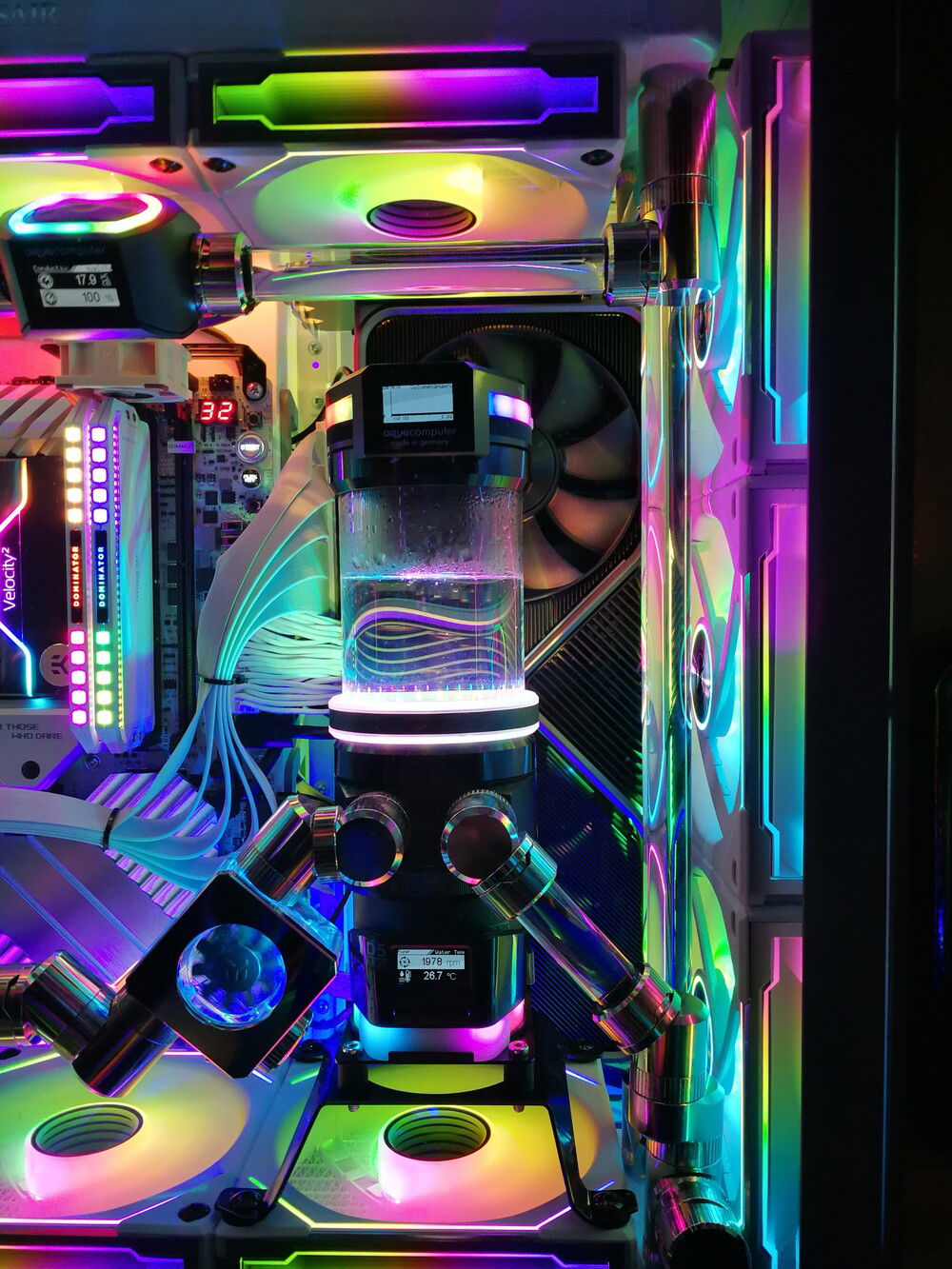 Aqua Computer Ultitube D5 150 Pro, D5 NEXT, Leakshield + high flow NEXT in a beautiful play of colors which shines through the borosilicate tubes and is reflected on the nickel-plated components