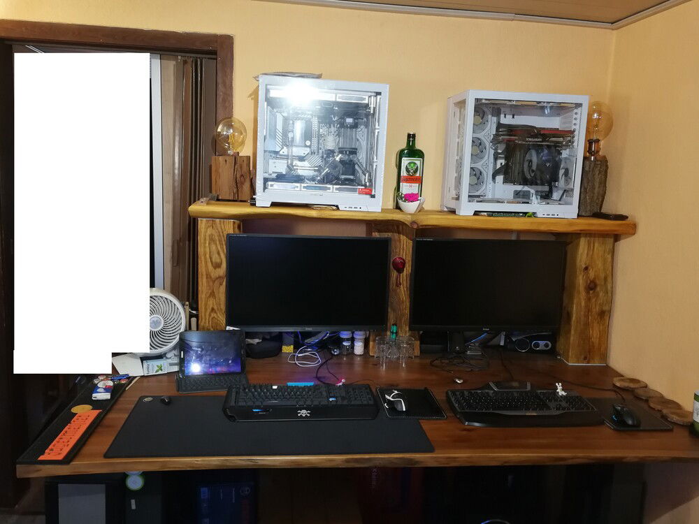 this is our "desk" for 2 people
so that the space is used optimally, I built a desk attachment that stands above the monitors. Then the computers. Something different than under the table and are nice "lights" in the dark room.