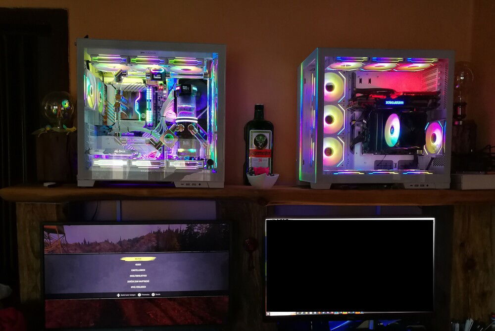 on the left the new finished system with water cooling and on the right a new case in "reverse mode", 10x fans and CPU cooler for an old I5-6500 & GTX980 G1 Gaming. It's supposed to be rebuilt this year or next.