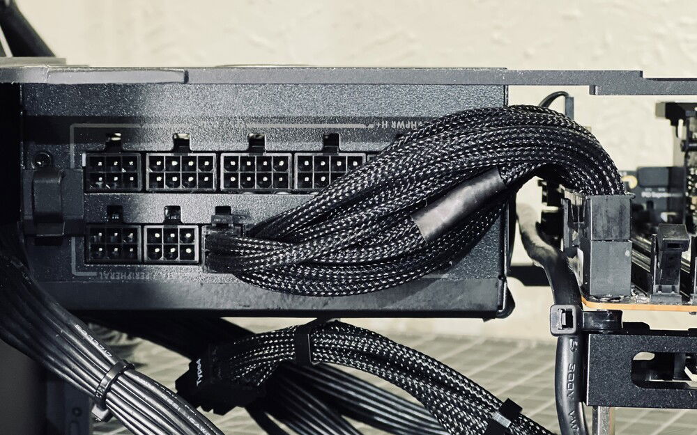 Detail of the 24-pin cable. Made with 17ga wire covered with MDPC-X sleeving.