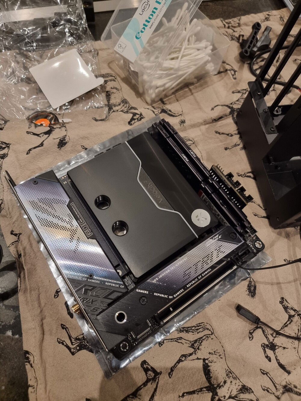 The CPU block fits quite nicely in the X670E-I