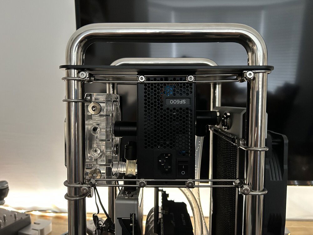 New layout, 180 from before, radiator now on right, FLT 80 above GPU
(Tubing was from the previous build, I was just using it to see if where things line up or not)