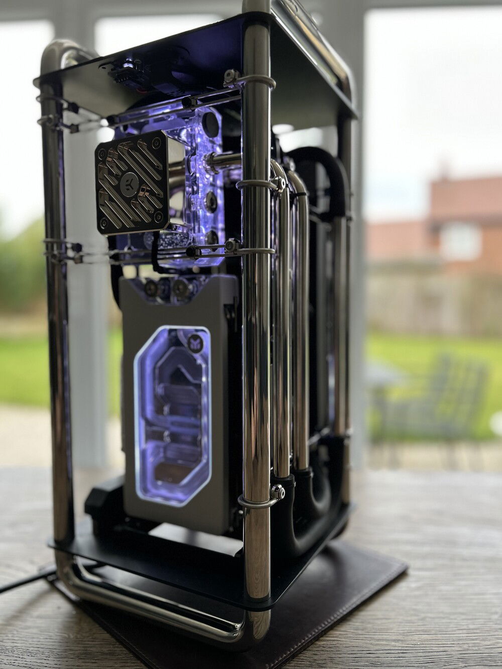 Final build, how it sits on my desk. Maximum shinyness