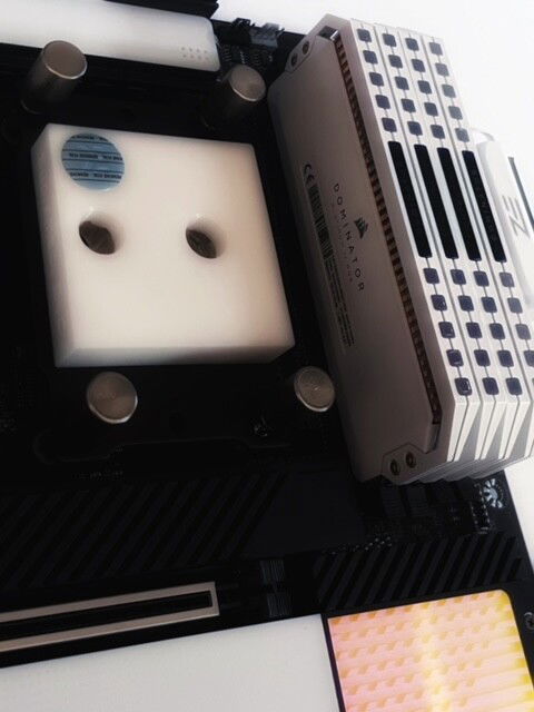 Modded Supremacy EVO block by replacing Intel to AM4 jet plate and replaced LGA backplate with AM4 backplate