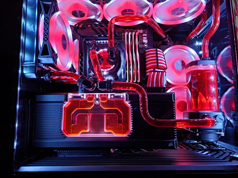 I love the golden glow that the gpu water block gets around the T Shape.