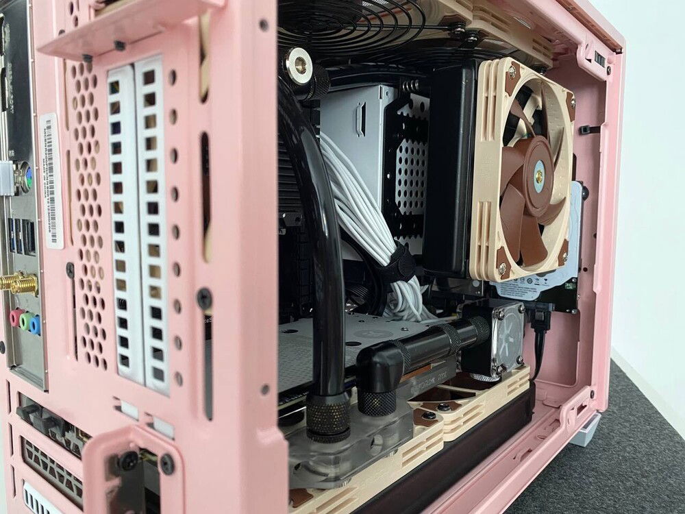 The radiator is mounted on the pump mount from EC