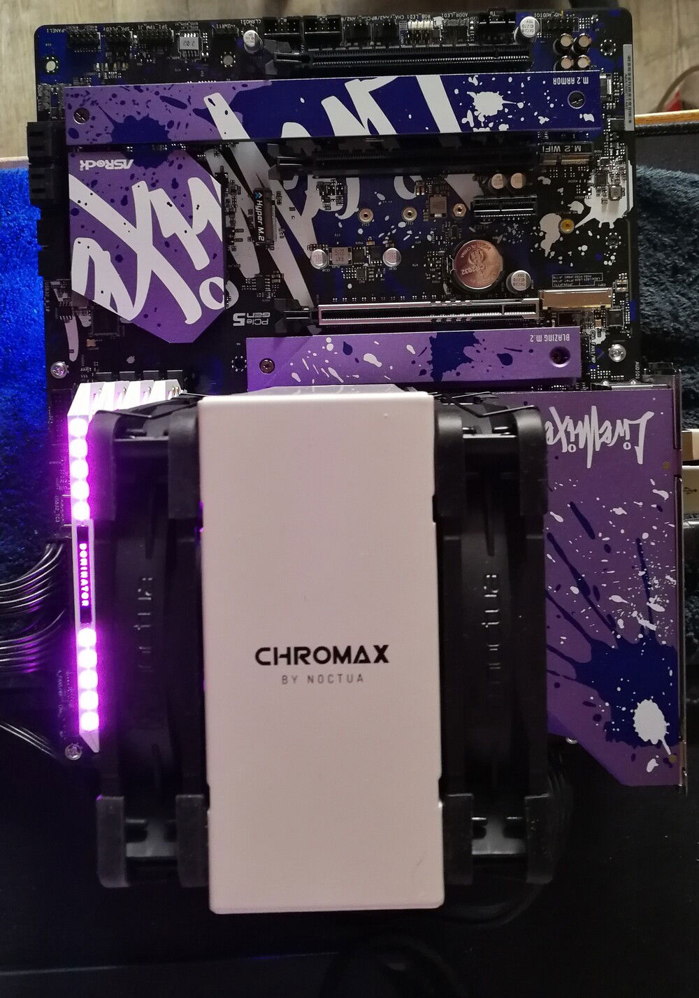 Livemixer... a mix of white "airbrush" with blue paint splashes on purple components and the board itself in black. What goes better with this than a white clad Noctua cooler and white Domiator RAM