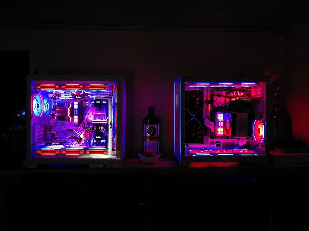 left system with custom water cooling for CPU and right system air-cooled CPU