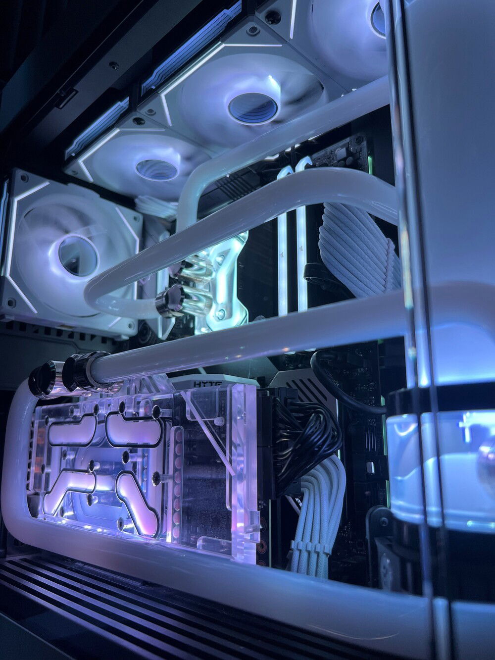 Hyte Y60 custom loop » builds.gg