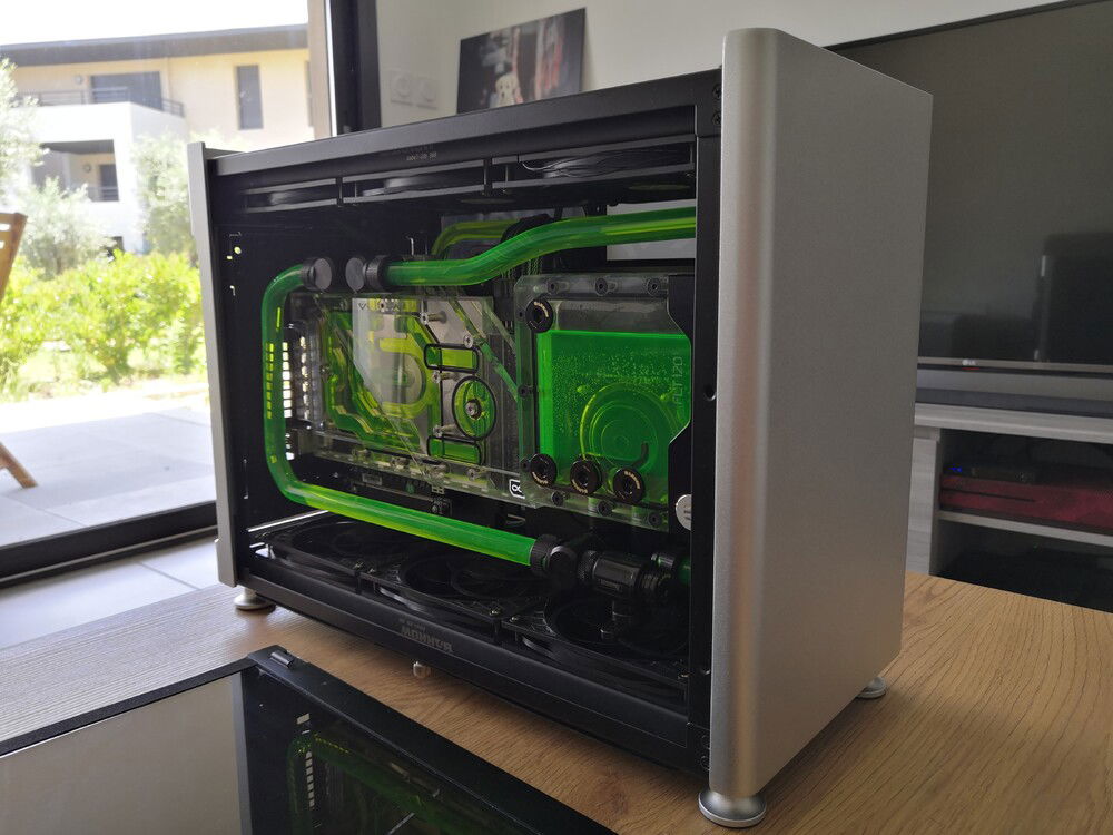 〈ラス1〉 UP10TION ファニ ビデオカード First sff pc build: IQUNIX ZX-1 with Ryzen 7700X, Asus Strix