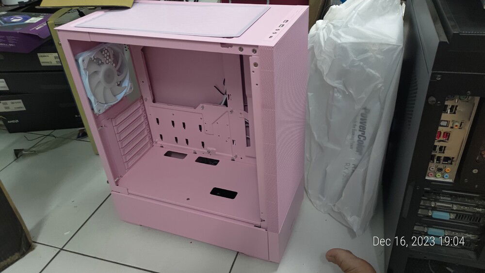 With the rad modded, we turn our attention to the case.