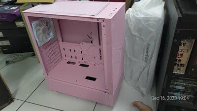 With the rad modded, we turn our attention to the case.