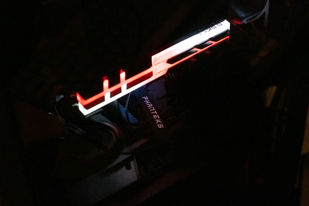 Since I got the Powercolor Red Dragon 6800xt with Red LED only I made the rest of the LED to Red and White theme.