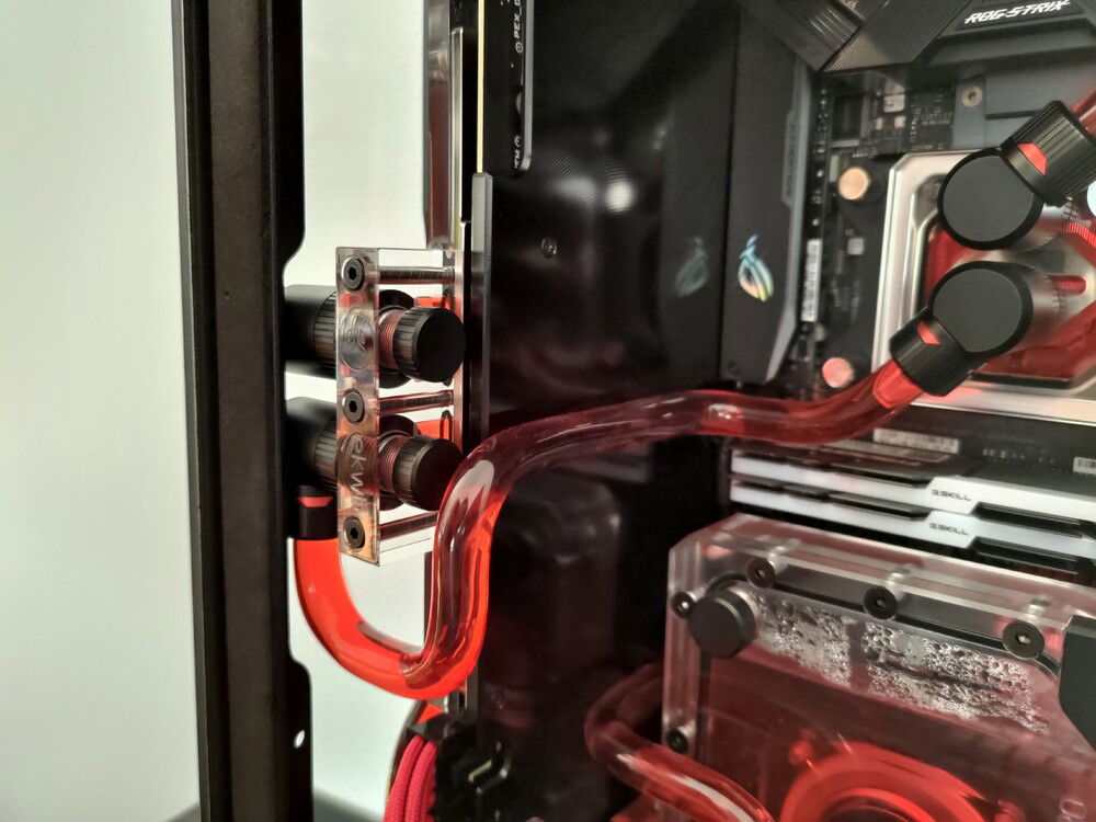 I had to replace the original GPU water block terminal with a smaller one, and trimmed the metal bar.