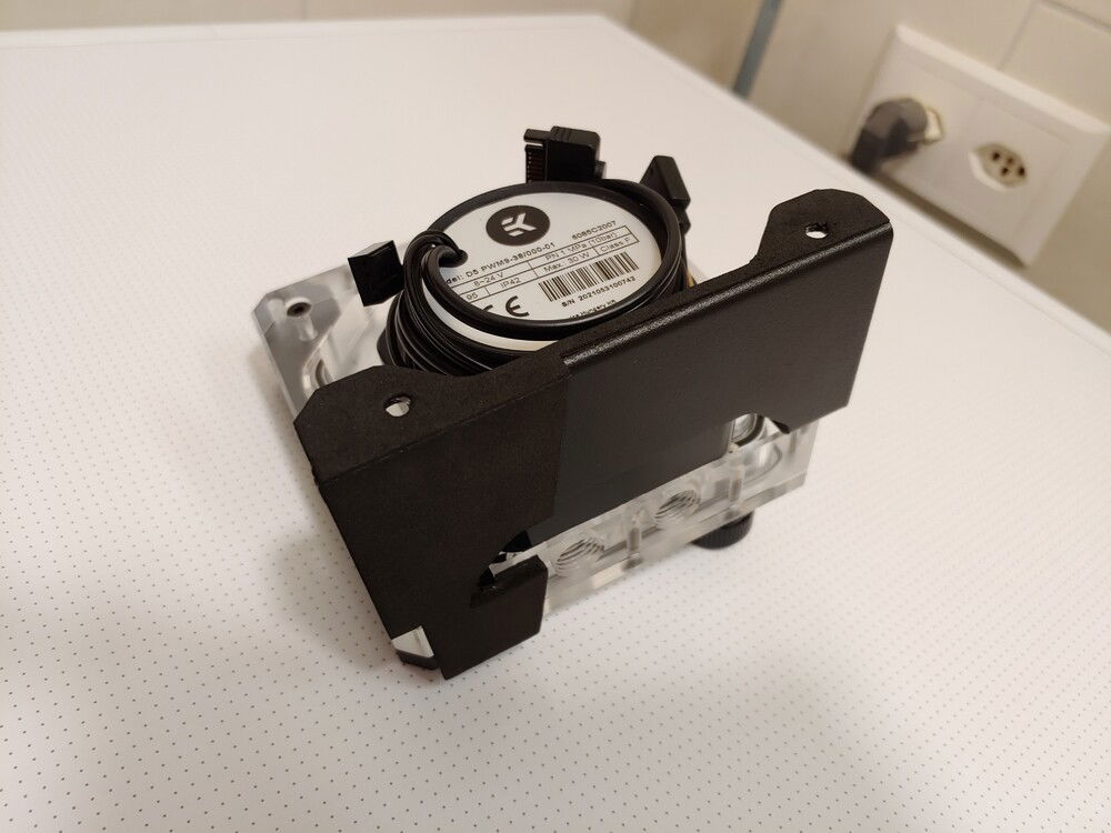 The reservoir stands on the PSU, so I made a custom gasket for it.