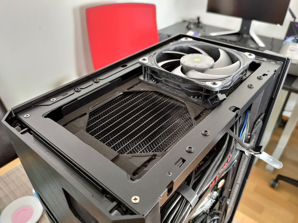 A view of the top radiator with its custom gasket.