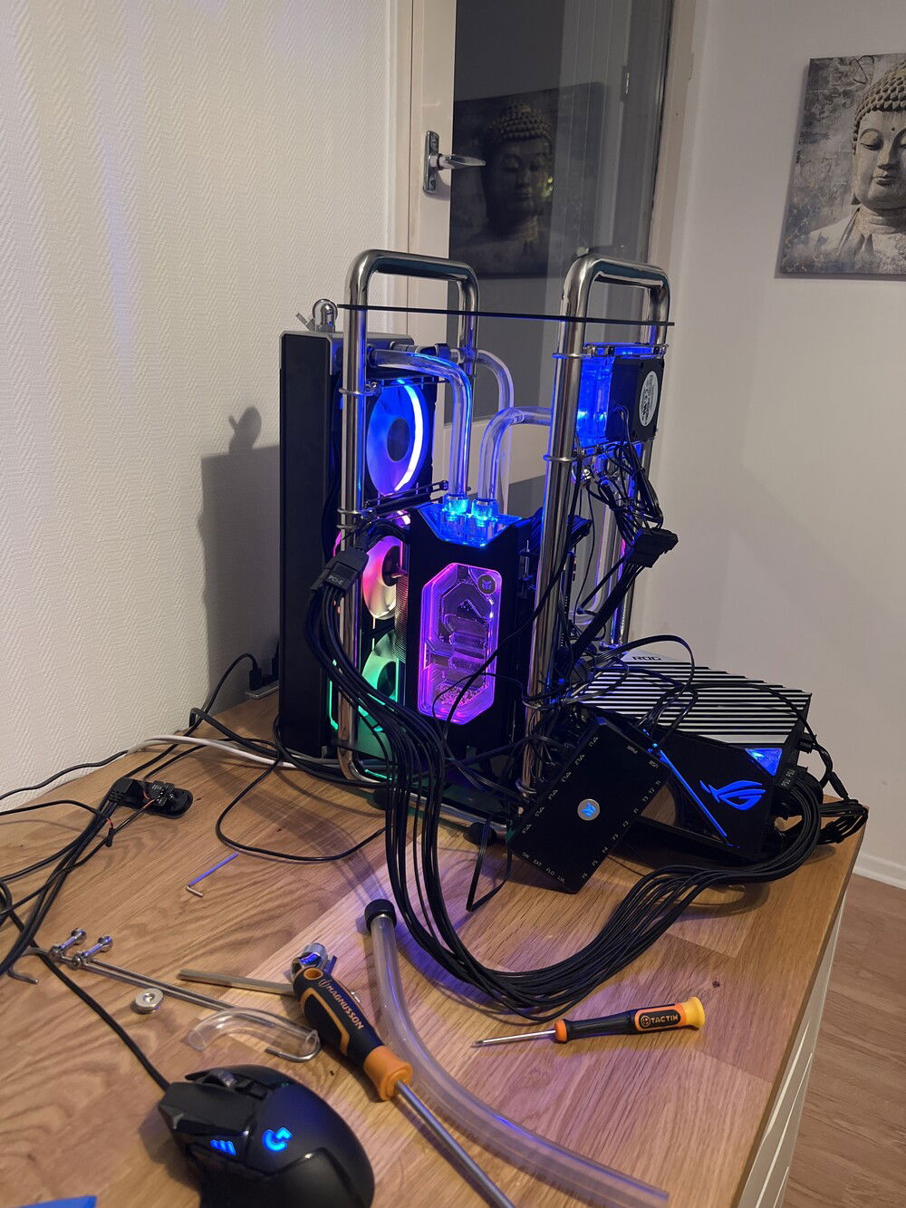 This cable mess !
I had to find a way to hide all of this