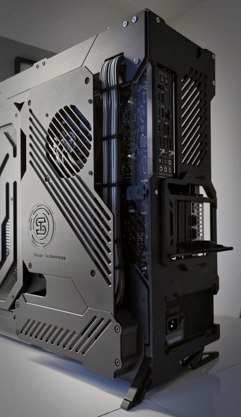 Built-in fan on the back of the CPU