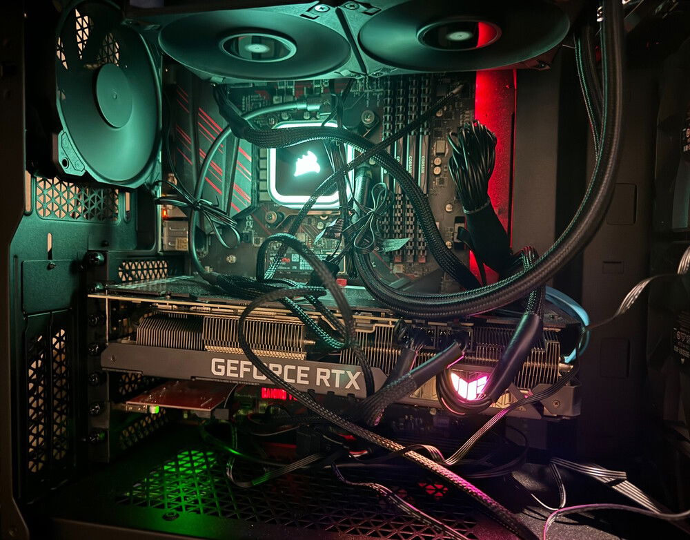 Inside of case. Holy Cable management.. One day..