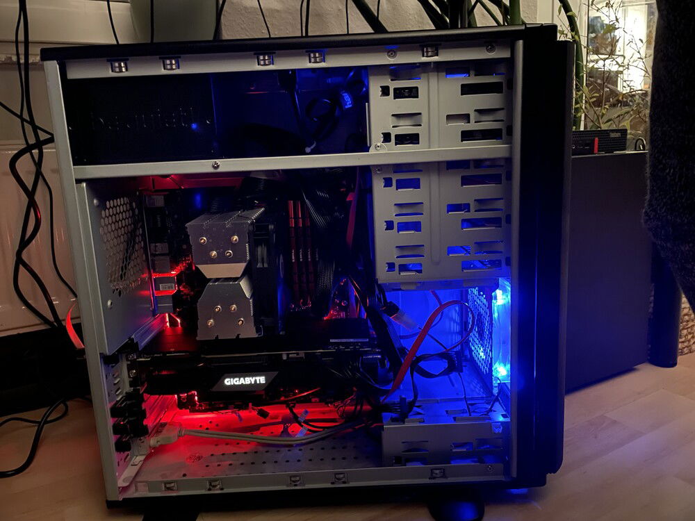 It needs some more cable management, i know. But i‘m fine with it right now.