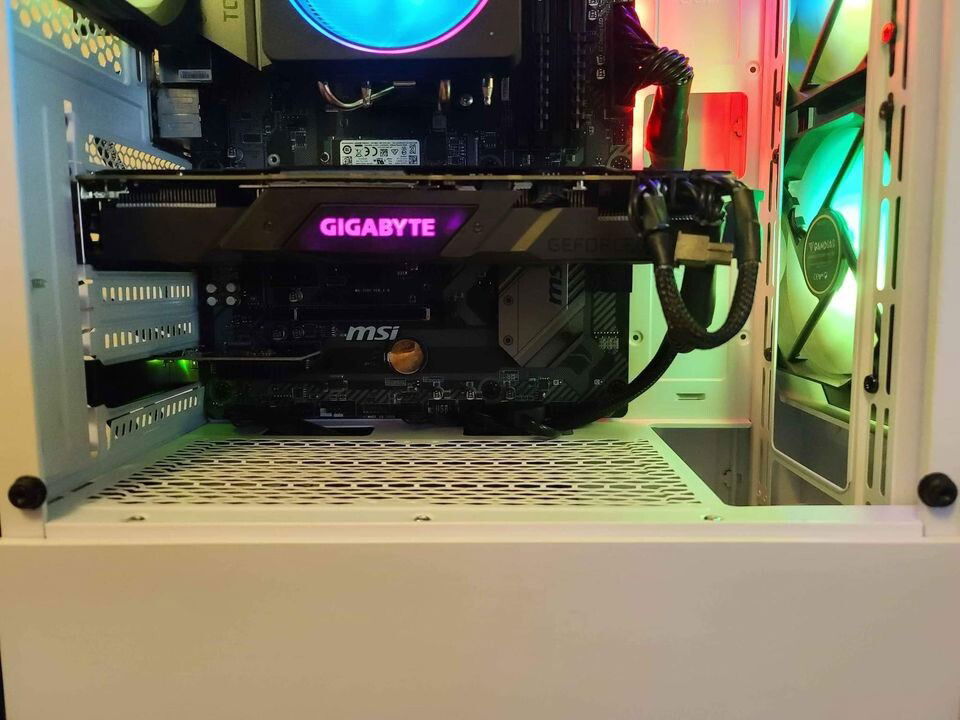 [b]Case:[/b] Zeus Gamdias White RGB Gaming ATX Mid Tower Case

[b]OS:[/b] Microsoft Windows 11 Professional 64-bit

[b]Motherboard:[/b] MSI B450 Tomahawk AM4 Motherboard

[b]CPU:[/b] AMD Ryzen 2700x 8 Cores / 16 Threads

[b]Cooler:[/b] Stock AMD RGB CPU Fan

[b]FANS:[/b] 3x ARGB 120mm Case Fans

[b]RAM:[/b] 16GB Corsair 3200MHz DDR4 Memory

[b]SSD:[/b] 1TB WD M.2 Solid State Drive [3,200GB/s Speed]

[b]GPU:[/b] Gigabyte GeForce RTX 2070 8GB 256-bit [10fps less then rtx 3060]

[b]PSU:[/b] Corsair HX750 Power Supply

[b]Internet:[/b] 2.50GB PCIE Ethernet Card, WiFi AC PCIE