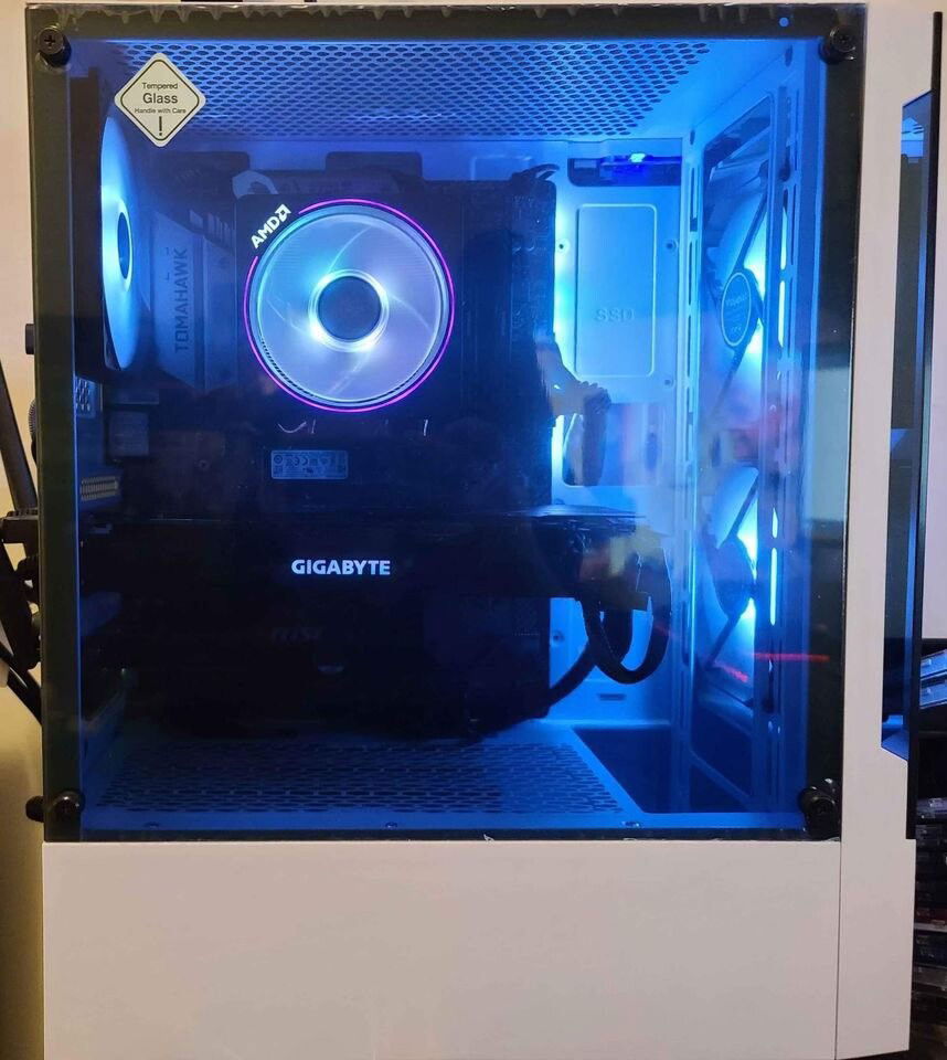 [b]Case:[/b] Zeus Gamdias White RGB Gaming ATX Mid Tower Case

[b]OS:[/b] Microsoft Windows 11 Professional 64-bit

[b]Motherboard:[/b] MSI B450 Tomahawk AM4 Motherboard

[b]CPU:[/b] AMD Ryzen 2700x 8 Cores / 16 Threads

[b]Cooler:[/b] Stock AMD RGB CPU Fan

[b]FANS:[/b] 3x ARGB 120mm Case Fans

[b]RAM:[/b] 16GB Corsair 3200MHz DDR4 Memory

[b]SSD:[/b] 1TB WD M.2 Solid State Drive [3,200GB/s Speed]

[b]GPU:[/b] Gigabyte GeForce RTX 2070 8GB 256-bit [10fps less then rtx 3060]

[b]PSU:[/b] Corsair HX750 Power Supply

[b]Internet:[/b] 2.50GB PCIE Ethernet Card, WiFi AC PCIE