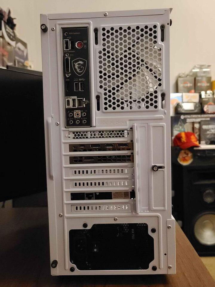 [b]Case:[/b] Zeus Gamdias White RGB Gaming ATX Mid Tower Case

[b]OS:[/b] Microsoft Windows 11 Professional 64-bit

[b]Motherboard:[/b] MSI B450 Tomahawk AM4 Motherboard

[b]CPU:[/b] AMD Ryzen 2700x 8 Cores / 16 Threads

[b]Cooler:[/b] Stock AMD RGB CPU Fan

[b]FANS:[/b] 3x ARGB 120mm Case Fans

[b]RAM:[/b] 16GB Corsair 3200MHz DDR4 Memory

[b]SSD:[/b] 1TB WD M.2 Solid State Drive [3,200GB/s Speed]

[b]GPU:[/b] Gigabyte GeForce RTX 2070 8GB 256-bit [10fps less then rtx 3060]

[b]PSU:[/b] Corsair HX750 Power Supply

[b]Internet:[/b] 2.50GB PCIE Ethernet Card, WiFi AC PCIE