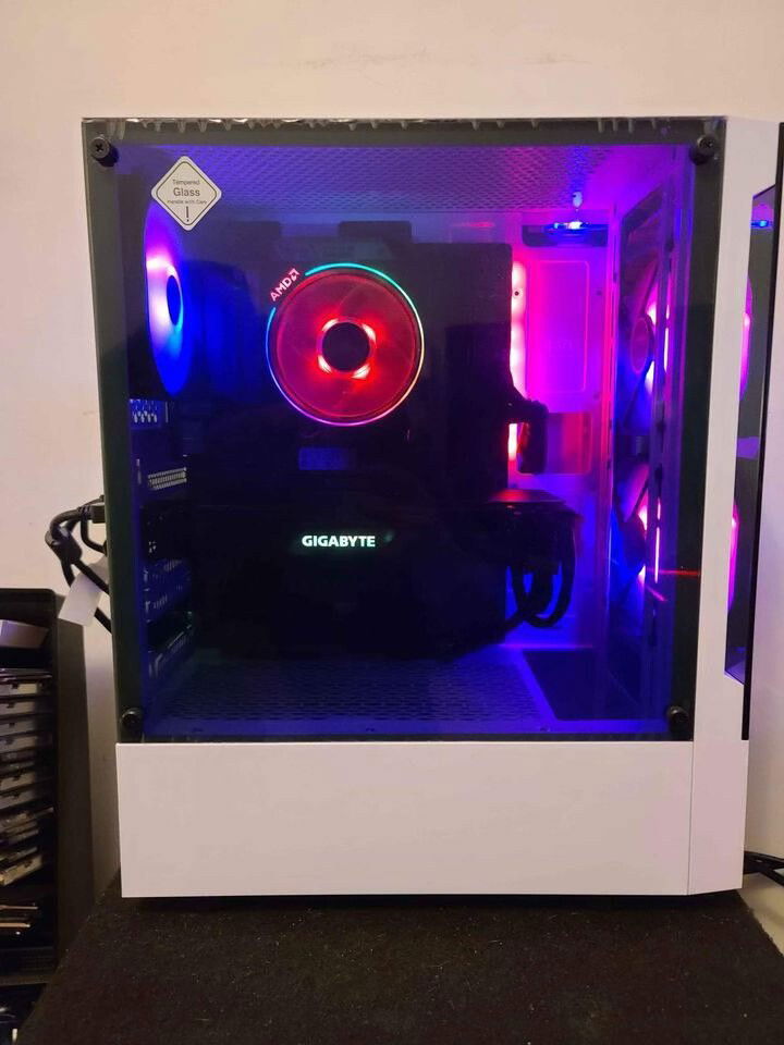 [b]Case:[/b] Zeus Gamdias White RGB Gaming ATX Mid Tower Case

[b]OS:[/b] Microsoft Windows 11 Professional 64-bit

[b]Motherboard:[/b] MSI B450 Tomahawk AM4 Motherboard

[b]CPU:[/b] AMD Ryzen 2700x 8 Cores / 16 Threads

[b]Cooler:[/b] Stock AMD RGB CPU Fan

[b]FANS:[/b] 3x ARGB 120mm Case Fans

[b]RAM:[/b] 16GB Corsair 3200MHz DDR4 Memory

[b]SSD:[/b] 1TB WD M.2 Solid State Drive [3,200GB/s Speed]

[b]GPU:[/b] Gigabyte GeForce RTX 2070 8GB 256-bit [10fps less then rtx 3060]

[b]PSU:[/b] Corsair HX750 Power Supply

[b]Internet:[/b] 2.50GB PCIE Ethernet Card, WiFi AC PCIE