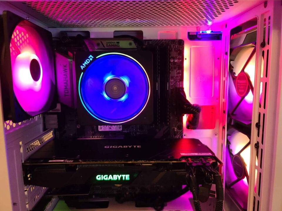 [b]Case:[/b] Zeus Gamdias White RGB Gaming ATX Mid Tower Case

[b]OS:[/b] Microsoft Windows 11 Professional 64-bit

[b]Motherboard:[/b] MSI B450 Tomahawk AM4 Motherboard

[b]CPU:[/b] AMD Ryzen 2700x 8 Cores / 16 Threads

[b]Cooler:[/b] Stock AMD RGB CPU Fan

[b]FANS:[/b] 3x ARGB 120mm Case Fans

[b]RAM:[/b] 16GB Corsair 3200MHz DDR4 Memory

[b]SSD:[/b] 1TB WD M.2 Solid State Drive [3,200GB/s Speed]

[b]GPU:[/b] Gigabyte GeForce RTX 2070 8GB 256-bit [10fps less then rtx 3060]

[b]PSU:[/b] Corsair HX750 Power Supply

[b]Internet:[/b] 2.50GB PCIE Ethernet Card, WiFi AC PCIE